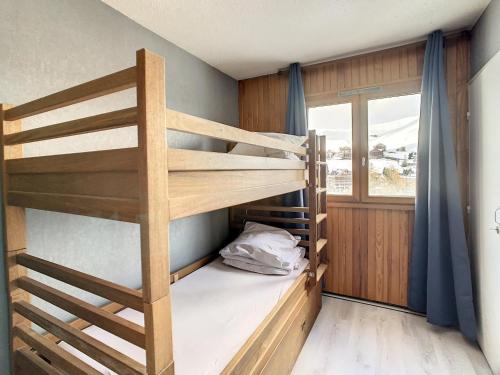 une chambre avec deux lits superposés et une fenêtre dans l'établissement Charmant appartement à La Toussuire, 5 pers, près des pistes - FR-1-416-235, à La Toussuire