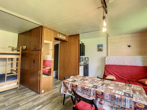 une pièce avec un lit et une table dedans dans l'établissement Studio lumineux pour 4 à La Toussuire - FR-1-416-237, à La Toussuire