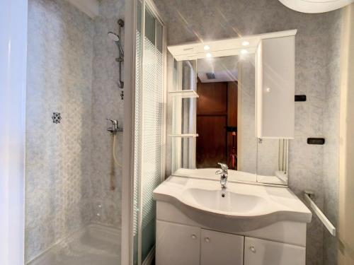 une salle de bain blanche avec un lavabo et une douche dans l'établissement Studio lumineux pour 4 à La Toussuire - FR-1-416-237, à La Toussuire
