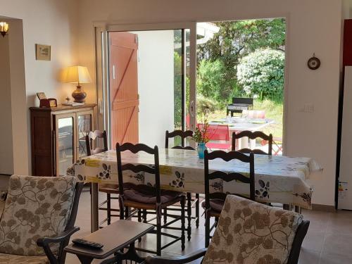 une salle à manger avec une table et quelques chaises dans l'établissement Maison spacieuse à Capbreton, proche port et plages, jusqu'à 6 personnes - FR-1-239-1122, à Capbreton