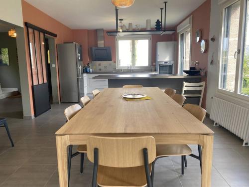 - une cuisine avec une table et des chaises en bois dans la chambre dans l'établissement Grande maison au centre de Perros-Guirec avec jardin, terrasse et WIFI - FR-1-368-460, à Perros-Guirec