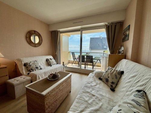 un salon avec vue sur l'océan dans l'établissement Studio lumineux 28m² - Vue mer - Parking - Petits animaux acceptés - FR-1-478-318, à Quiberon