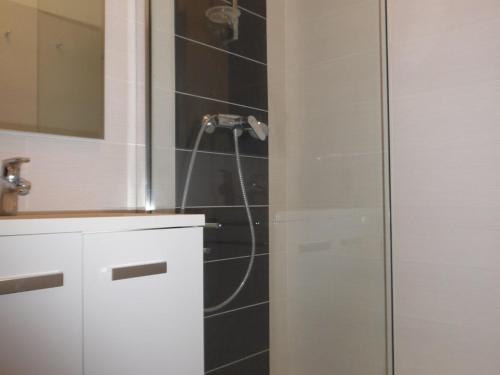 une salle de bain avec une douche avec un tuyau dans l'établissement Appartement traversant 2 pièces, 4 pers, loggias, parking, proche plage - FR-1-750-97, à Canet