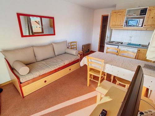 un salon avec un canapé et une table dans l'établissement Spacieux T3 lumineux à La Toussuire, 6 pers, parking et piscine en été - FR-1-416-234, à La Toussuire