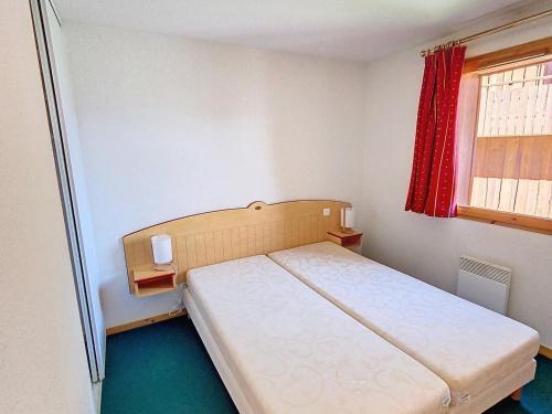 une petite chambre avec un lit et une fenêtre dans l'établissement Spacieux T3 lumineux à La Toussuire, 6 pers, parking et piscine en été - FR-1-416-234, à La Toussuire