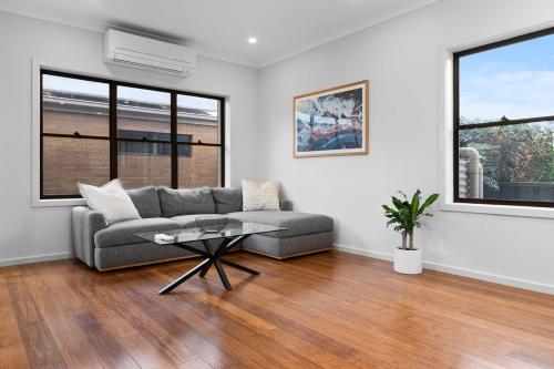 Ruang duduk di Large Home in Mayfield
