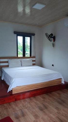 a bedroom with a large bed in a room at Tran Chau Garden Home in Cat Ba