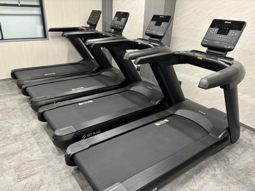 a row of treadmills in a room at お宿あびこシルバーハイツ in Osaka