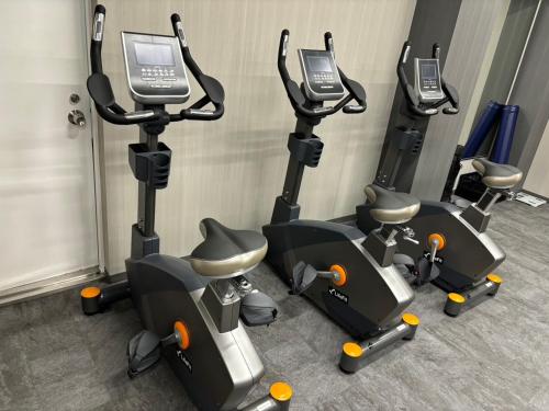 a row of exercise bikes in a gym at お宿あびこシルバーハイツ in Osaka