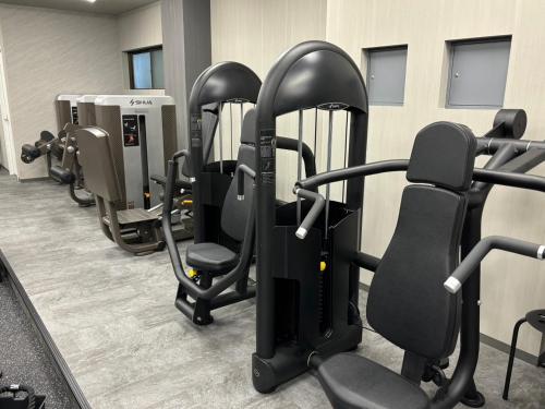 a gym with several treadmills and cardio machines at お宿あびこシルバーハイツ in Osaka