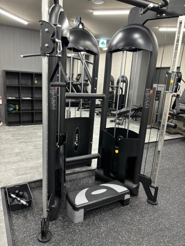 a gym with several treadying machines in a room at お宿あびこシルバーハイツ in Osaka