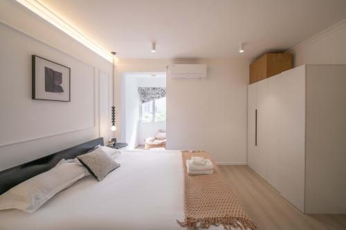 a bedroom with a large white bed in a room at Shanghai Yi Du B&B - Family Suite 500m to Nanjing West Rd Near People's Square -Credit Cards Accepted in Shanghai