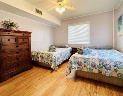 ein Schlafzimmer mit 2 Betten und einer Kommode darin in der Unterkunft OCEANFRONT HOUSE ON THE SAND 2 Kings 4br 4ba 1st Floor of Triplex SLEEP 12 PGP1 in Myrtle Beach