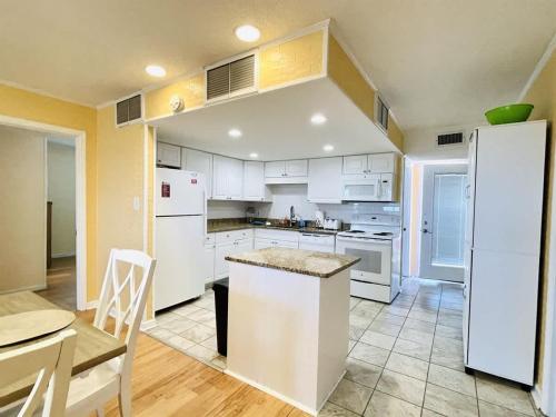 OCEANFRONT HOUSE ON THE SAND 2 Kings 4br 4ba 1st Floor of Triplex SLEEP 12 PGP1 photo 17