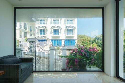 una ventana de cristal con vistas a un edificio en Holi Hilltop Villa, en Nha Trang