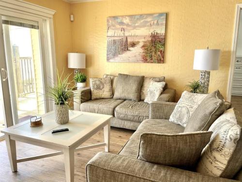 Χώρος καθιστικού στο OCEANFRONT HOUSE ON THE SAND 2 Kings 4br 4ba 3rd Floor of Triplex SLEEP 12 PGP3