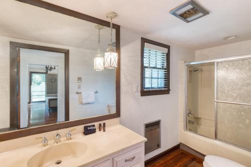 Ένα μπάνιο στο Amber Cabin by AvantStay Cozy Mountain Retreat