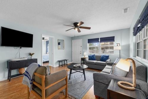 a living room with a couch and a tv at *COMFY N. MYRTLE HOUSE*3 NEW Queens*Steps to the Beach*V384 in Myrtle Beach