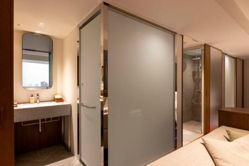 Un ou plusieurs lits dans un hébergement de l'établissement HOTEL GROOVE SHINJUKU, A PARKROYAL Hotel