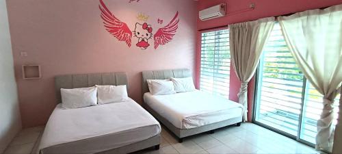 Postel nebo postele na pokoji v ubytování Ipoh Meru Animation Homestay by Grab A Stay