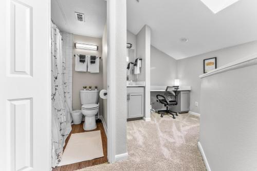 Ванна кімната в Modern Haven in the Heart of Dallas