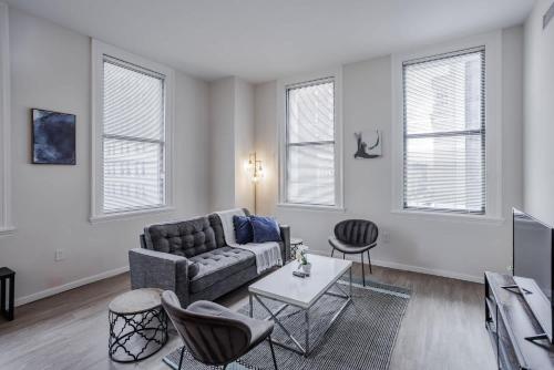 Гостиная зона в CozySuites Sky Central #10