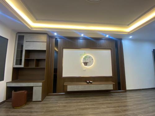 a room with a large screen on the wall at Phòng lưu trú du lịch nhà phố trung tâm in Ða Gia