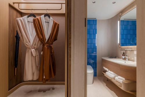 ein Badezimmer mit Toilette und Waschbecken in der Unterkunft Orange Crystal Hotel, Shenzhen Bao'An Joy City in Shenzhen
