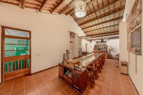 a dining room with a table and chairs at 山水桃米旅店 in Puli