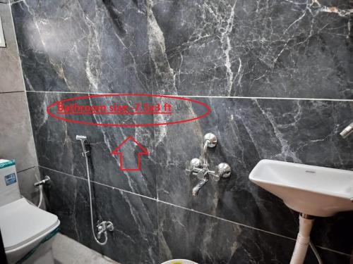 Ένα μπάνιο στο Mahashivaya Guest House