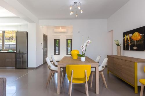 Χώρος καθιστικού στο Eolia Iconic Villa, walking distance to the beach, By ThinkVilla