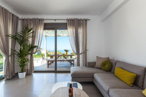 Χώρος καθιστικού στο Eolia Iconic Villa, walking distance to the beach, By ThinkVilla