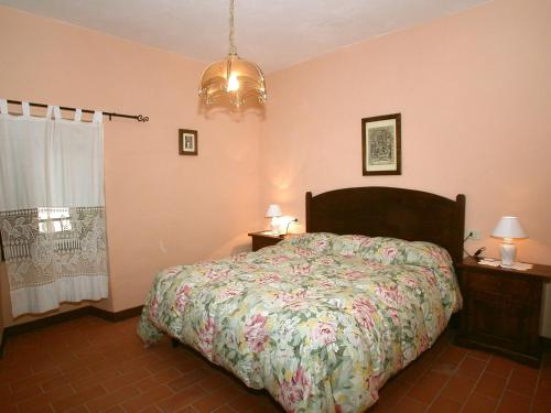 1 dormitorio con 1 cama, 2 mesas y una ventana en Farmhouse in Umbria near Palazzo Bourbon, en Monte Santa Maria Tiberina