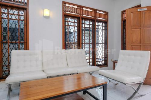 Χώρος καθιστικού στο Griya Asri Guest House RedPartner