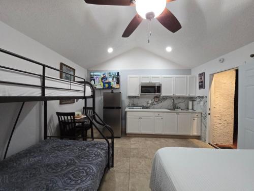 a bedroom with a bed and a ceiling fan at Rocas del sol in Las Vegas