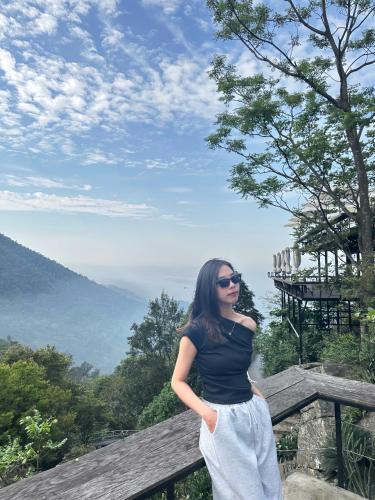 a woman standing on top of a mountain at Le vent Tam Đảo homestay in Tam Ðảo
