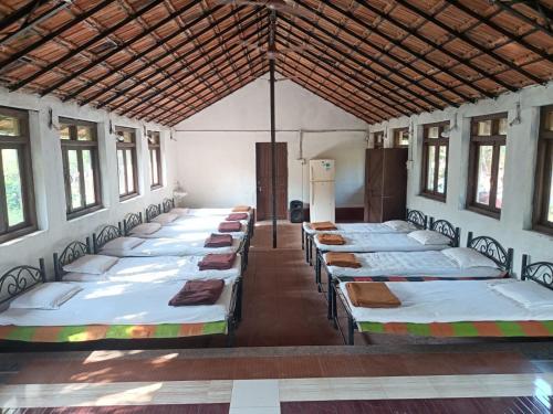 Ein Bett oder Betten in einem Zimmer der Unterkunft Surve Natures Resort - Chiplun
