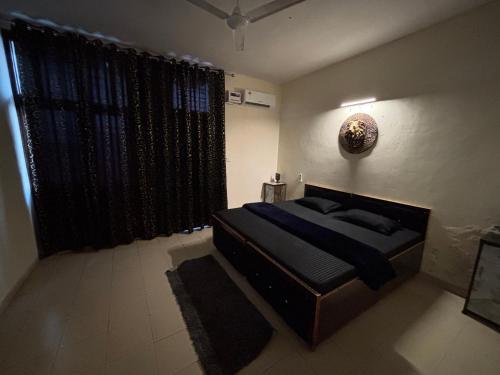 Terminal Stay - Independent Private cozy Vibes in Meerutにあるベッド
