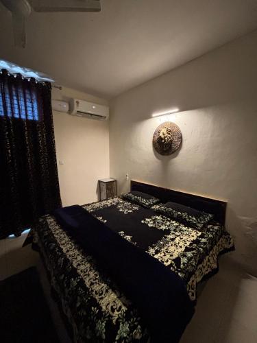 Terminal Stay - Independent Private cozy Vibes in Meerutにあるベッド