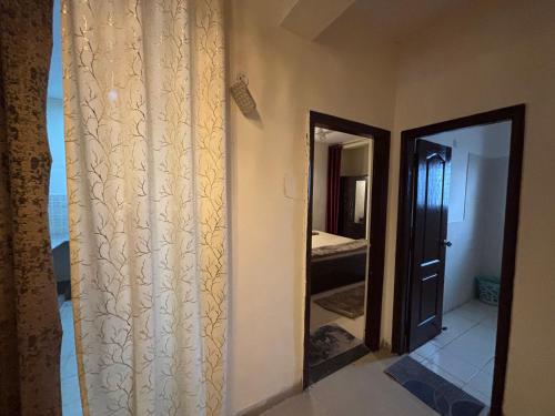 Terminal Stay - Independent Private cozy Vibes in Meerutにあるベッド