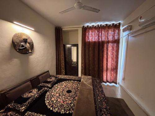 Terminal Stay - Independent Private cozy Vibes in Meerutにあるベッド