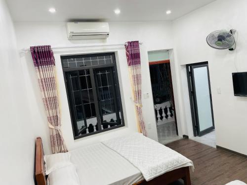 a room with a bed and a window at Nhà nghỉ Tứ Hải in Sa Vi Xom