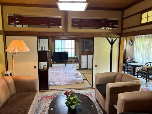 Una televisión o centro de entretenimiento en Chiba Homestay by Lek บ้านพักใกล้นาริตะโตเกียว