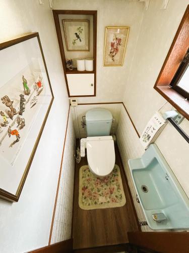 a small bathroom with a toilet and a sink at Chiba Homestay by Lek บ้านพักใกล้นาริตะโตเกียว in Yotsukaidō