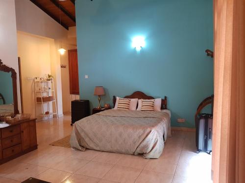 Ένα ή περισσότερα κρεβάτια σε δωμάτιο στο Homestay in Rajagiriya with Easy access to Colombo