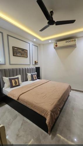 a bedroom with a bed with a ceiling fan at Khas Mahal Homestay in Agra