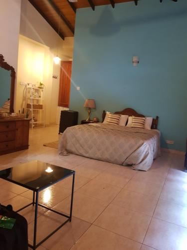 Ένα ή περισσότερα κρεβάτια σε δωμάτιο στο Homestay in Rajagiriya with Easy access to Colombo
