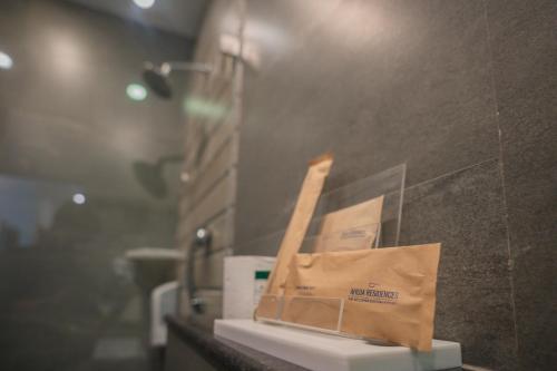 Una bolsa de papel sobre un mostrador en un baño. en Ahuja Residency DLF Phase 2, en Gurgaon