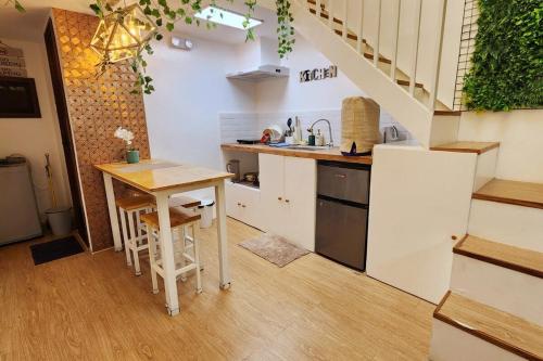 Η κουζίνα ή μικρή κουζίνα στο Mujii Transient Loft Naga City - 2nd Floor Unit