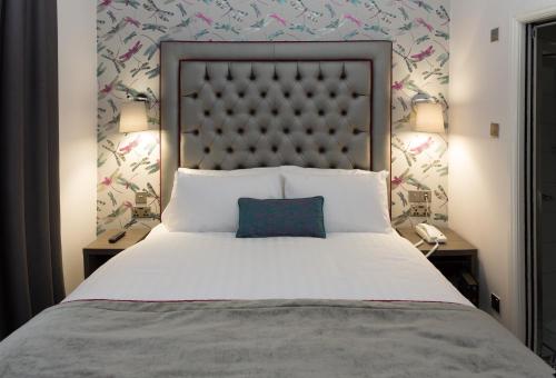 
Cama o camas de una habitación en The Beverley Hotel London - Victoria
